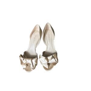 Pelle Moda Blythe Gold Satin Heel Sz 7.5